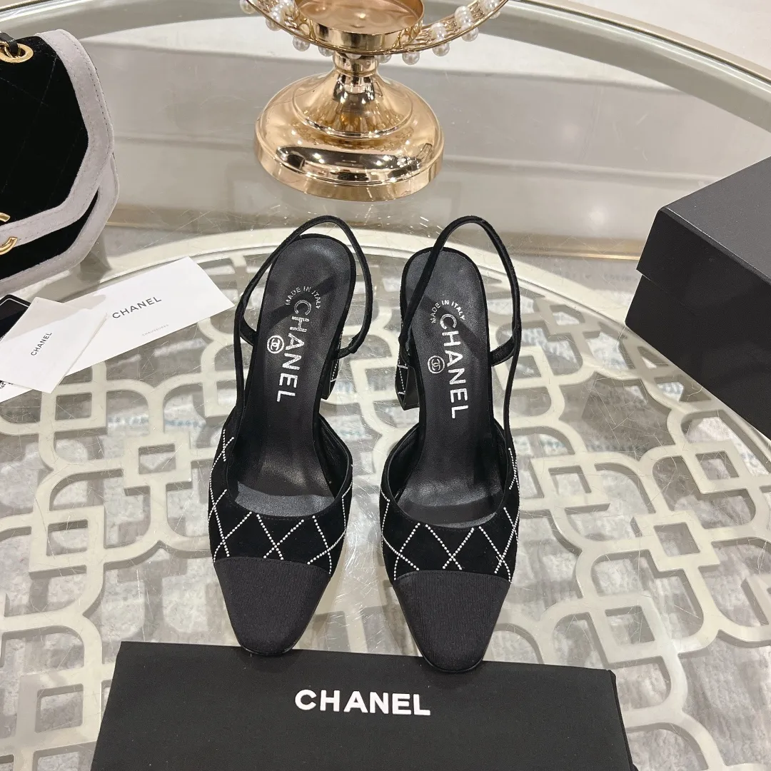 💕💕Factory direct selling price p540💕💕 CHANEL Xiangjia 25vs spring and summer new fashion sandals series... Chanel is a very comprehensive noble fashion lifestyle brand. The same models are sold by major fashion bloggers and celebrities in Hong Kong, the United States, and other countries. They are simply beautiful. I fall in love with elegance and the playful sense of the future. I want to own them right away just by looking at them. But you can really think about a pair of exquisite high heels. This series is specially designed for extraordinary and indifferent ladies to create a unique overall effect. CHANEL designs products that inspire women to move forward and highlight their charm... 1️⃣Material: original customized high mercerized sheepskin 2️⃣Inner lining: original customized imported sheepskin 3️⃣Feet: original customized imported sheepskin 4️⃣Outsole: genuine leather sole imported from Italy 5️⃣Heel height: 2.5cm/6.5cm/9cm 6️⃣Number: 34-43 (34.40.41.42.43 customized is not returnable) 7️⃣Packaging: The latest and exquisite full set of packaging at the counter